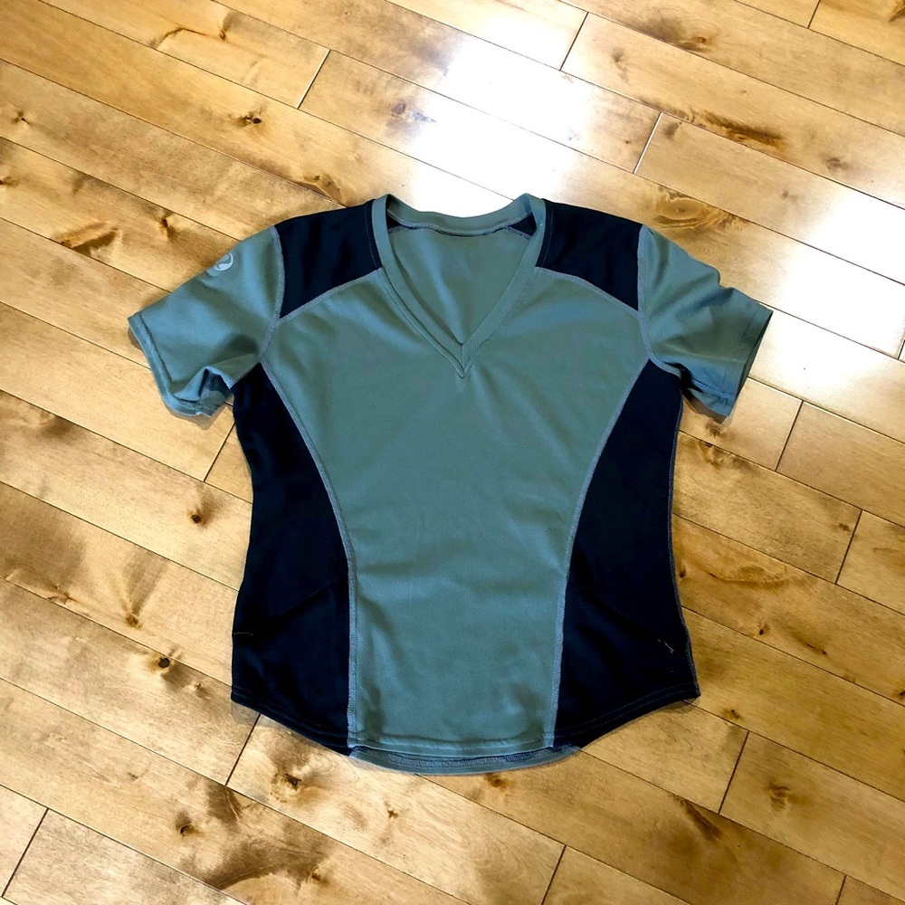 - RARE LULULEMON grey & black v-neck jersey t-shirt